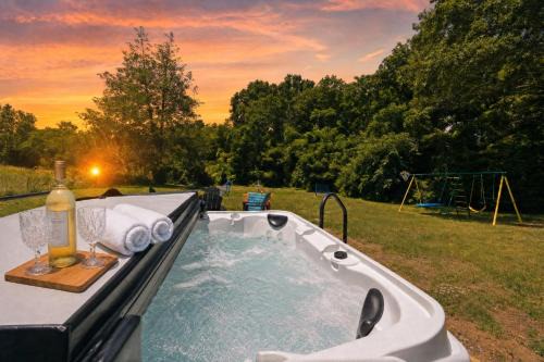 King Beds, Hot Tub, Massage Chair, Fire Pit, Big Yard