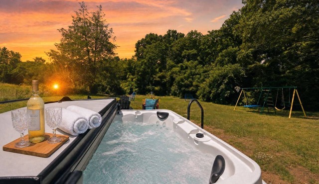 King Beds - Hot Tub, Massage Chair, Fire Pit, Big Yard, Swing Set
