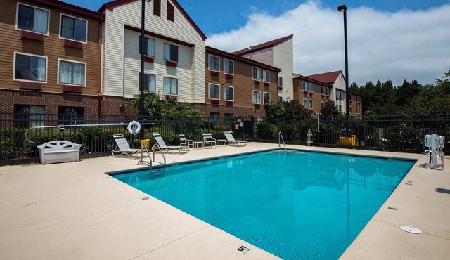 King Room | Near Savannah Amtrak Station | Free Parking & Pet Friendly