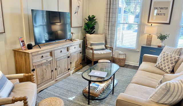 King Street Retreat: Charming, Fully Updated Townhome. Excellent Location!