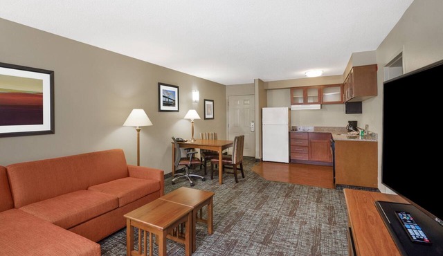King Suite. Free Breakfast. Outdoor Pool. Gym. Relaxing Retreat!