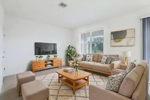 Kissimmee Oasis 4BR House Pool & Sleeps 8