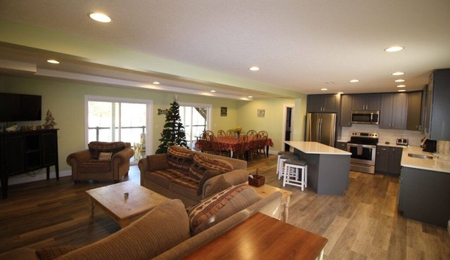 Knot 4 Reel' gentle slope, private hot tub, double deck dock, slide. 5 bathroom