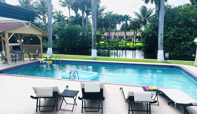 Kosher-Friendly Waterfront house with a pool. 80ft canal. in Miami