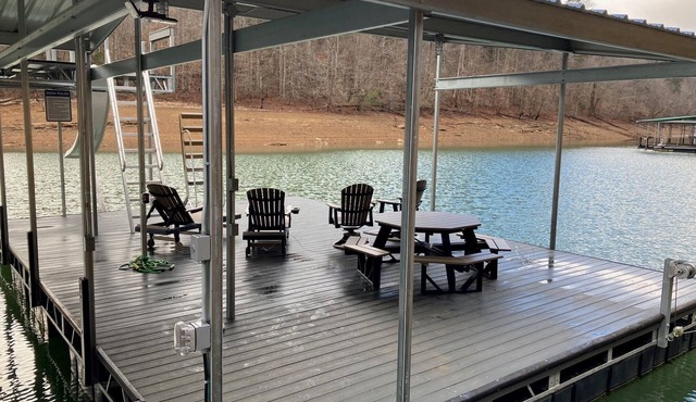 Kozy Kove Lakefront, tram,private cove near jumping bridge, fits 4+ families
