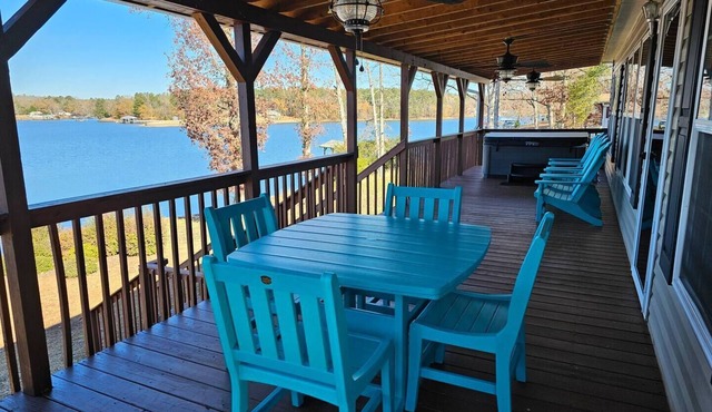Kristen's Lakeside Retreat with hot tub!