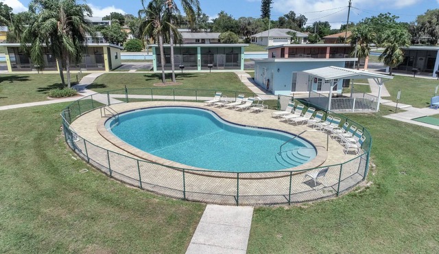 Lake Blue Resort - #17 -*Lakefront, *Heated Pool, Sandy Beach