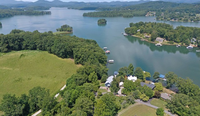 Lake Breeze Cottage by Chatuge Home Concierge | Lake Access · Hot Tub · Firepit · Canoe · Kayak