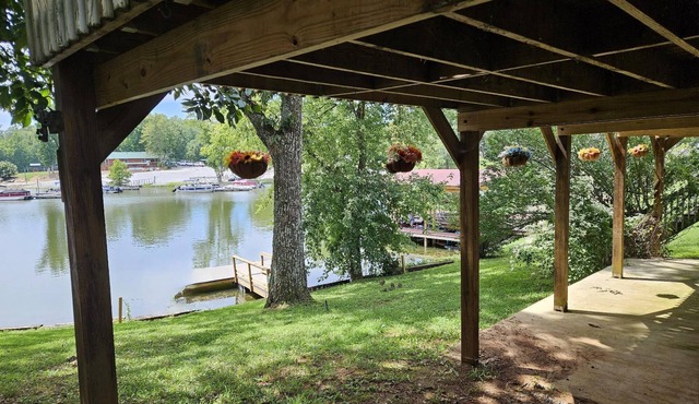 LAKE FRONT home at Lake Chickamauga FAMOUS for LARGEMOUTH BASS FISHING!