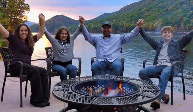 LAKE FRONT WITH DOCK ! NO STAIRS TO REACH WATER! FAMILIES LOVE IT! SO WILL YOU! in Butler