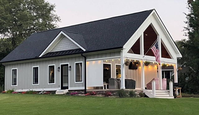 Lake Hartwell Charming Waterfront Guest House with Covered Dock