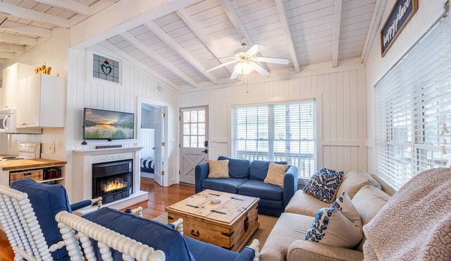 Lake Hartwell Waterfront Cottage with Game-Room Sleeps 9