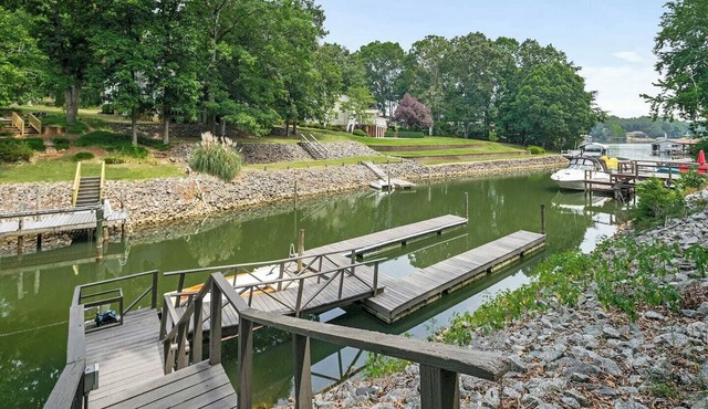 ~Lake Norman Getaway ~Lakefront w/Dock & Hot Tub