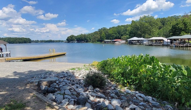 Lake Tillery Area, 4-bedroom house in charming Norwood with WiFi, Deck and AC