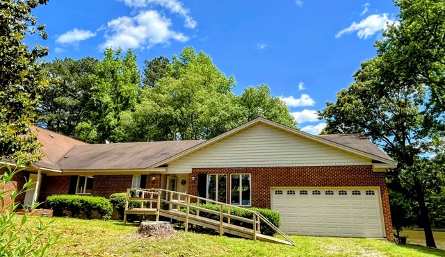 LAKE VIEW RETREAT: Water Front Home - Fishing Allowed