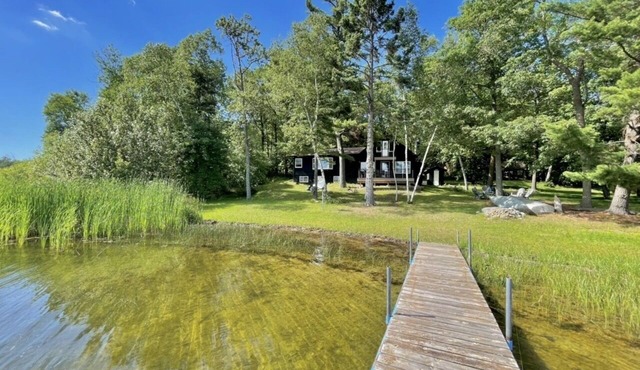 Lakefront Cabin with tons of trails!