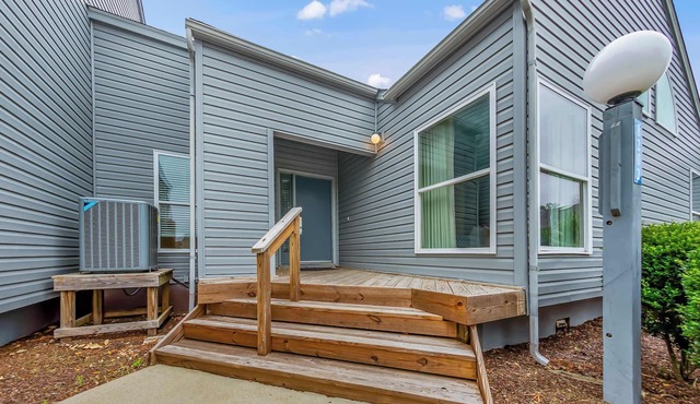 Lakefront Condo with Indoor & Outdoor Pools - New Bern