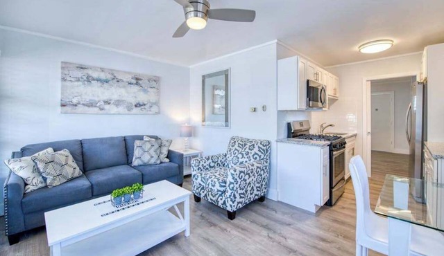 Lakefront corner condo with canoes, resort pool, tennis & firepit - dogs welcome in Flat Rock