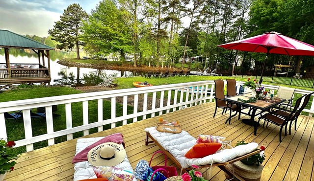 Lakefront Fish Camp & Farm View- Kayak, Paddleboard , Firepit, Fishing & Dock !