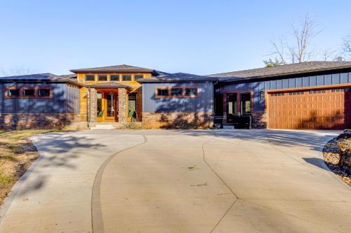 Lakefront Gem: Dock & Hot Tub in Jacksboro