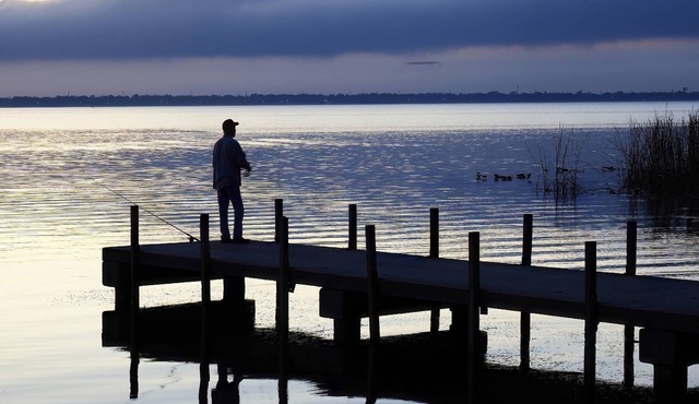 Lakefront Guesthouse w/Kayak | Fire Pit | Pet-Friendly Comfort | Near Tampa & Clearwater Beaches!