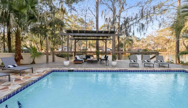 Lakefront Oasis Pool & Hot Tub