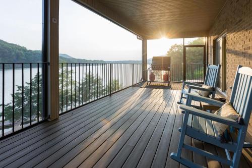 Lakefront Retreat in Mooresburg