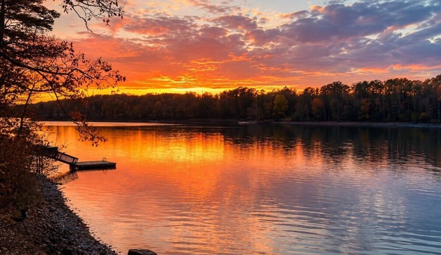 Lakefront Retreat on High Rock Lake - Dock, Kayaks & Game Room