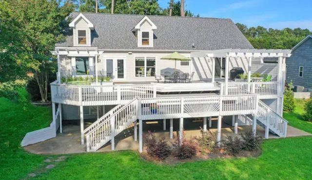 Lakefront, sunsets, dock, firepit, ping pong table in Henrico