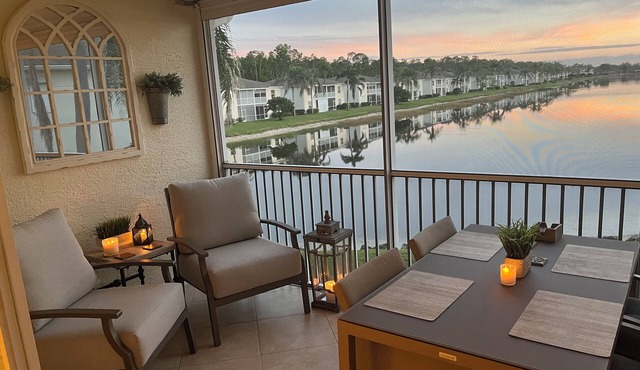 *LAKESIDE CARRIAGE HOUSE - CROWN POINTE * NAPLES 3 BEDS/2 BATHS - LAKE VIEW