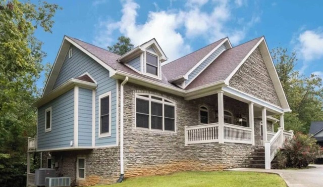 Lakeside Hideaway 5BR lakefront home with hot tub, pools, pickleball, boat ramp in Burnside