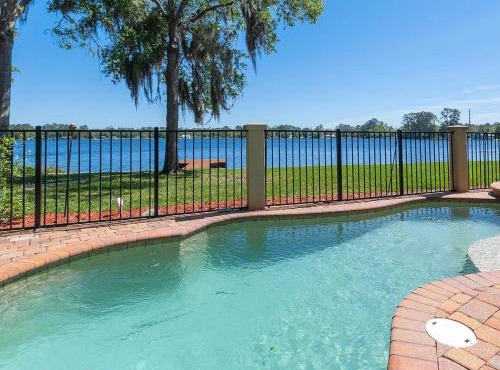 Lakeside Retreat with pool, dock & game room in Interlachen