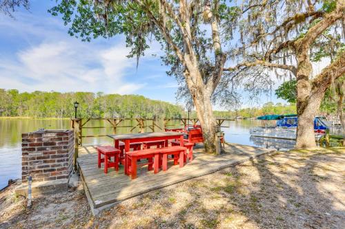 Lanai & Fire Pit: Riverfront Studio in Chiefland! in Chiefland