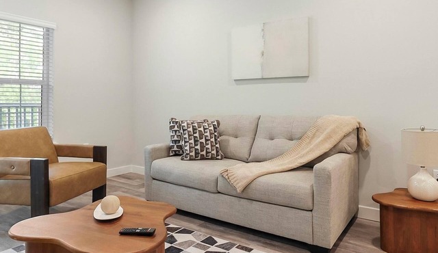 Landing | Chic 2BD, Gym