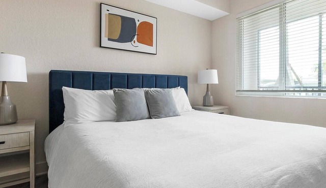 Landing | Stylish 1BD, Pool, Gym