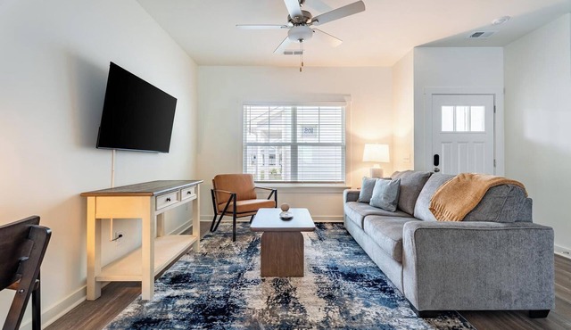 Landing | Stylish 2BD, Clubhouse, Pool