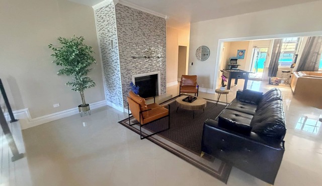 Large 10 person lake front 4-bedroom Jacuzzi home in Hallandale Beach