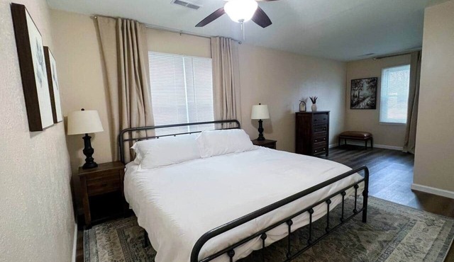 Large 3bed/2bath home w/firepit