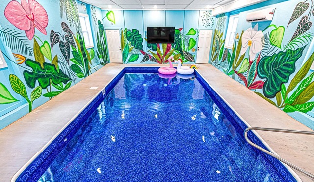 Large 8BR Paradise: All Ensuites, Pool, Themes, Spa, Golf, Games & EV Charging in Sevierville