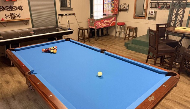 Large Cabin w/Hot Tub, Pool Table, Game Room & Fire Pit!. Pet Friendly