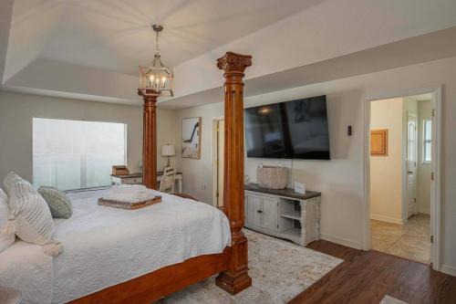 Large House, Fireside Hot Tub, King Bed Suite