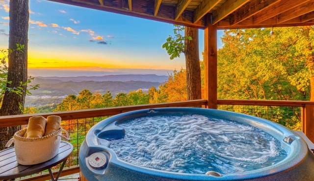 Large Secluded Cabin w/Amazing Views, Firepit, Theater, Game RM, Outdoor Shower!