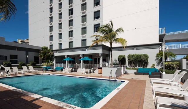 Las Olas Getaway | Free Breakfast | Outdoor Pool | Close Port Everglades - 3 mi