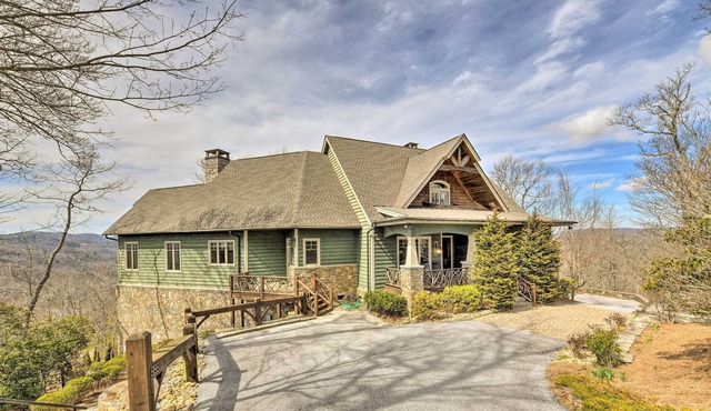 Lavish Mountaintop Lodge: Deck w/ Stunning Views!