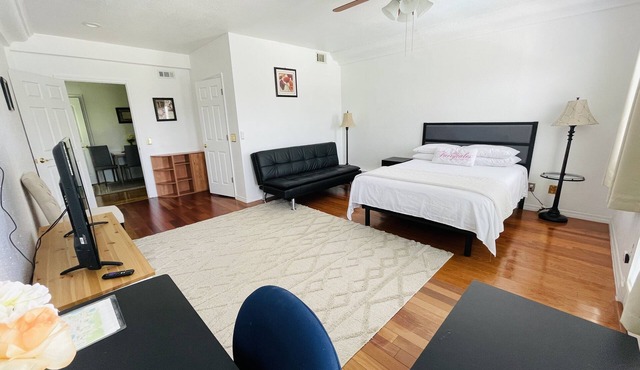 Legoland/Disney Private 2 Bedroom Kitchen and Bath Studio with Lake view