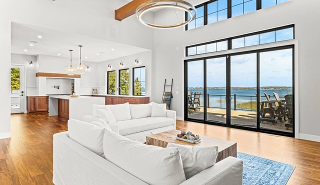 Level Lakefront ' Fire Pit ' Hot Tub ' Game Room ' Kayaks in Alexandria