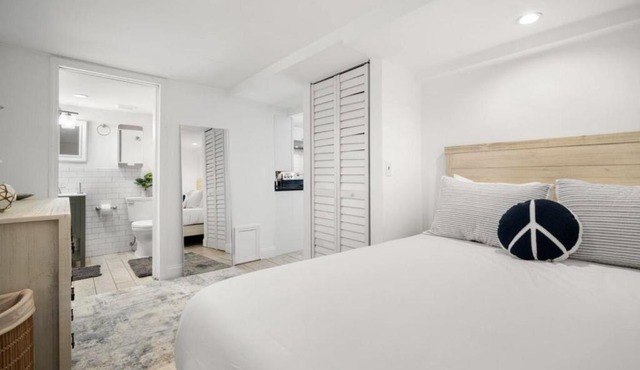 Little Hyde Out - Updated Hyde Park 1st Floor Apartment