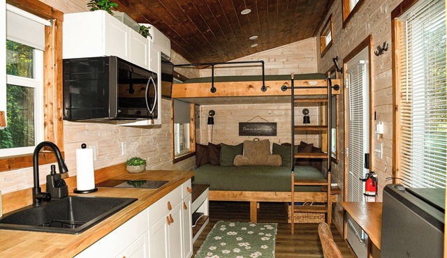 Local Creek Tiny Home. Hot Tub. Wifi. Close to everything. Glamping. Private.