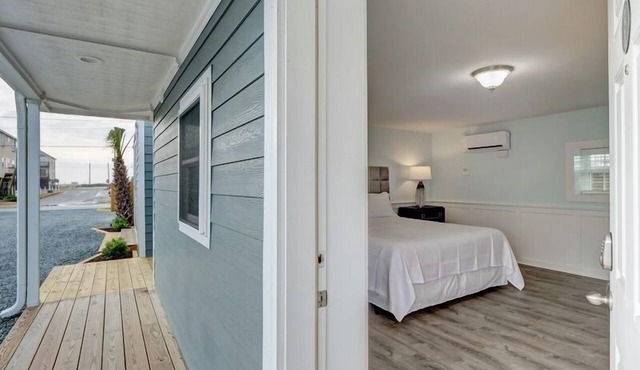 Loggerhead Inn & Suites - King Room in hotel in Surf City, North Carolina