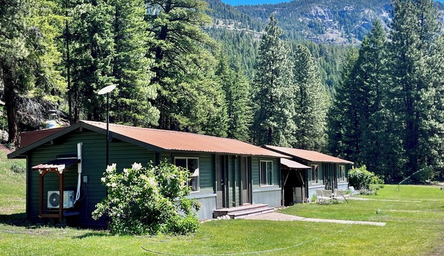 Lost River Resort Studio Cabin #1 Dog friendly, Close to North Cascades! in Mazama